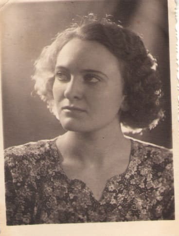 Окончив школу в 1948 году, Людмила выбирает специальность врача и поступает на педиатрический факультет Ростовского мединститута. Окончив школу в 1948 году, Людмила выбирает специальность врача и поступает на педиатрический факультет Ростовского мединститута.