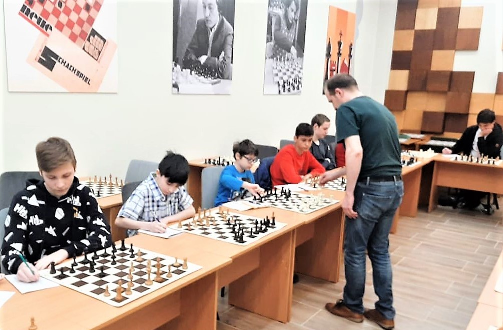 Сеанс одновременной игры дал юниорам гроссмейстер Артур Габриелян 1.jpg