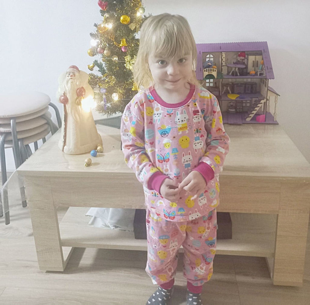 У Алены ПРОКУДИНОЙ из Батайска уже наряжена маленькая личная елочка – только для ее игрушек. Скоро под ней окажутся долгожданные подарки. У Алены ПРОКУДИНОЙ из Батайска уже наряжена маленькая личная елочка – только для ее игрушек. Скоро под ней окажутся долгожданные подарки.