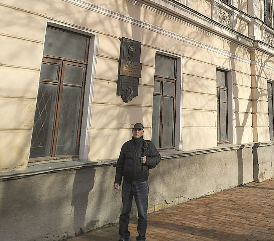 В центре и близ набережной много домов старой постройки. В боковом крыле этого особняка останавливался Александр Пушкин – в честь этого установлена памятная доска.