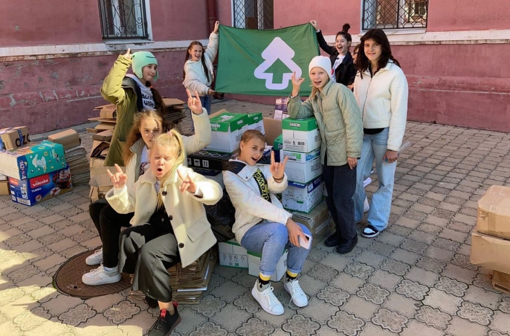 Такие фото с общим объемом собранной макулатуры и самыми активными участниками уже стали традицией проекта. Такие фото с общим объемом собранной макулатуры и самыми активными участниками уже стали традицией проекта.