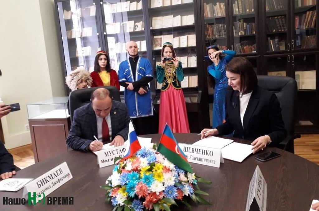 Подписание договора о сотрудничестве между ЮФУ и РРОО "Азербайджанской национально-культурной автономией" Подписание договора о сотрудничестве между ЮФУ и РРОО "Азербайджанской национально-культурной автономией"
