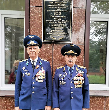 Ростовскую школу №37 посетил генерал-майор авиации Александр Коблов