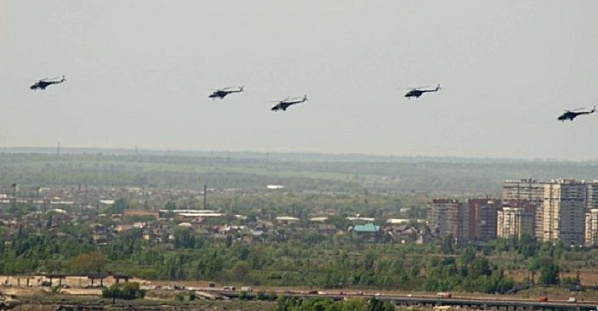 Пролет строя вертолетов над Ростовом 7 мая, во время генеральной репетиции воздушной части парада Победы. Источник фото: паблик Пролет строя вертолетов над Ростовом 7 мая, во время генеральной репетиции воздушной части парада Победы. Источник фото: паблик