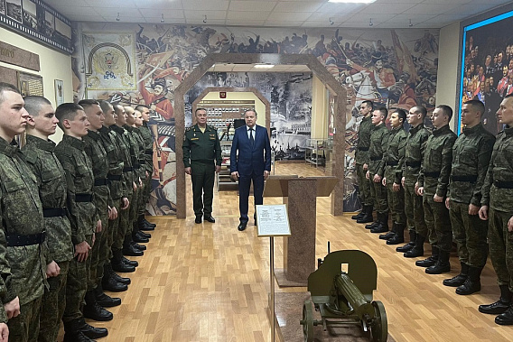 Во время проводов призывников, отбывающих на службу в Президентский полк. К юношам обращается замгубернатора Ростовской области В. Артемов. Источник фото: правительство Ростовской области. Во время проводов призывников, отбывающих на службу в Президентский полк. К юношам обращается замгубернатора Ростовской области В. Артемов. Источник фото: правительство Ростовской области.