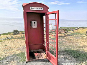 По пути встречаю вот такую телефонную будку.