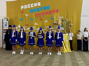 В Каменске-Шахтинском полицейский помог детям создать «Дерево Мира»