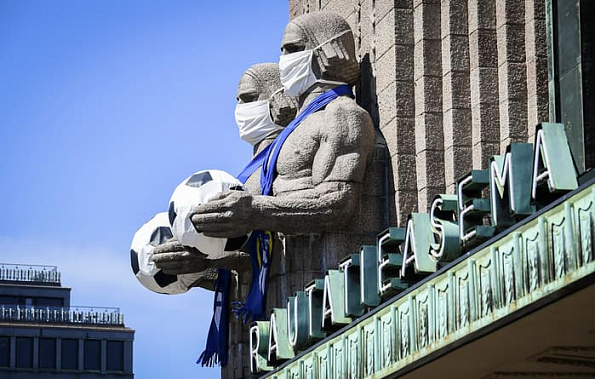 Статуи в честь чемпионата Европы по футболы на вокзале в Хельсинки