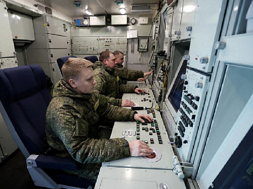 На командном пункте зенитного ракетного комплекса С-400 