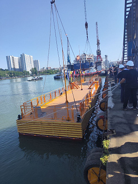 На ростовском судоремонтном заводе «Моряк» спустили на воду плавучий причал «Дон»