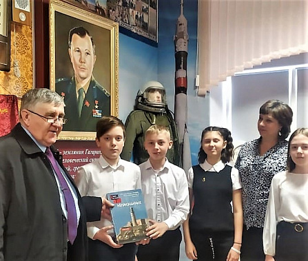 Встреча в школьном музее с ветераном РВСН Николаем Дорофеевым.