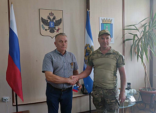 В Херсонской области общественники вручили чиновнику медаль «Защитнику Отечества».