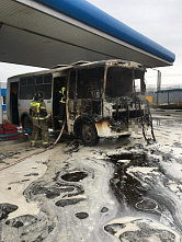 Азовские спасатели потушили загоревшийся на заправке автобус