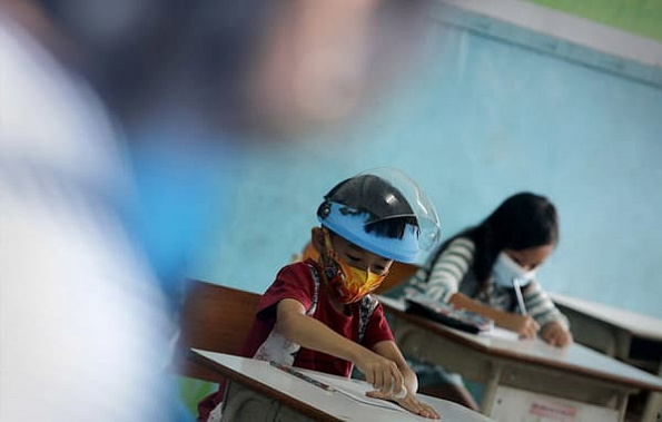 В Индонезии возобновились занятия в младших классах школ