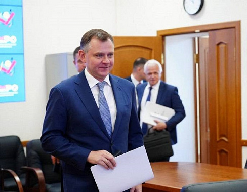 Ю. Слюсарь первым представил в облизбирком пакет документов на регистрацию. Источник фото: скриншот видео правительства Ростовской области.