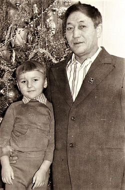 Виктор Тищенко со своим знаменитым дедом. Фото сделано 31 декабря 1981 года. Сегодня внук - организатор турнира памяти Григория  Александровича  Барамбаева