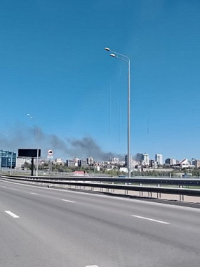Дым от пожара на улице Журавлева был виден за несколько километров от Ростова. Источник фото: Дым от пожара на улице Журавлева был виден за несколько километров от Ростова. Источник фото: