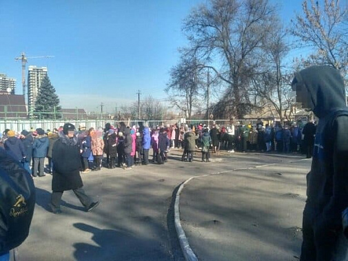 17 января в социальных сетях ростовчан появились сотни фотографий спешно эвакуированных из школ детей