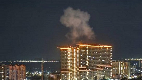 Момент попадания дрона в здание ЖК 