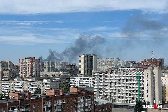 Дым от пожара на Таганрогской улице был виден в центре Ростова. Источник фото: 161.ru