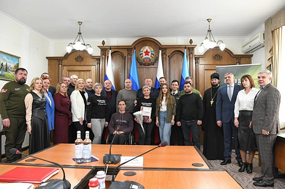 В  ЛНР  волонтерам вручили знаки «Народный фронт. Все для Победы»