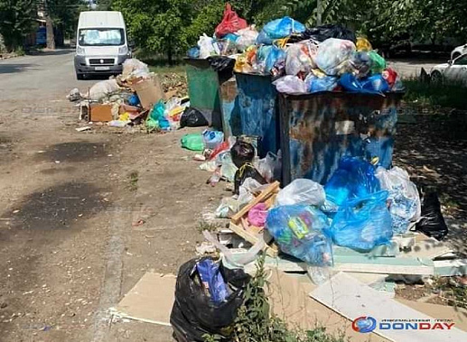 Так выглядят сегодня многие контейнерные площадки в Шахтах. Картина, характерная не для одних только Шахт... Источник фото: donday-shakhty.ru Так выглядят сегодня многие контейнерные площадки в Шахтах. Картина, характерная не для одних только Шахт... Источник фото: donday-shakhty.ru