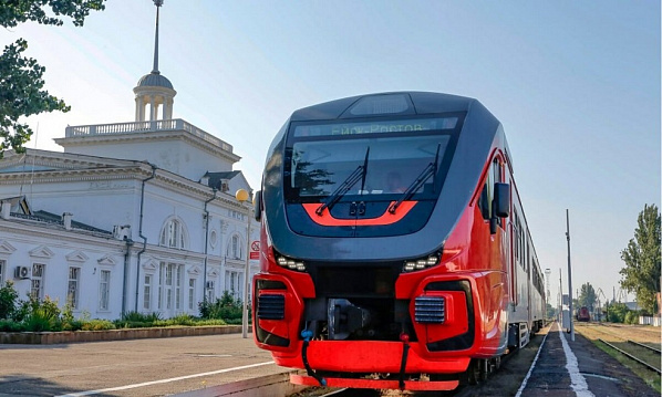 Сезонная электричка на вокзале в Ейске. Источник фото:  официальный телеграм-канал СКЖД (t.me/skzd_official).