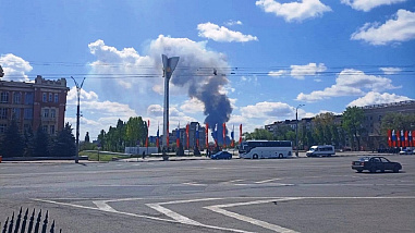 Жителей Ростова и Батайска встревожил столб черного дыма, поднимающийся над поймой Дона