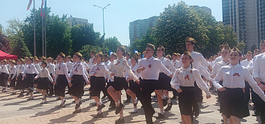 Донские студенты посвятили 80-летию Победы парад и национальный рекорд