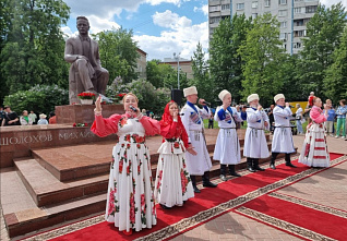 Сегодня юбилей Шолохова отметили земляки, живущие в Москве, казачьи ансамбли и росгвардейцы