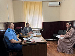 Депутат донского парламента Александр Ремета и прокурор Мартыновского района Александр Маслаков провели прием граждан