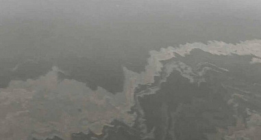На поверхности реки Дон появилось маслянистое пятно